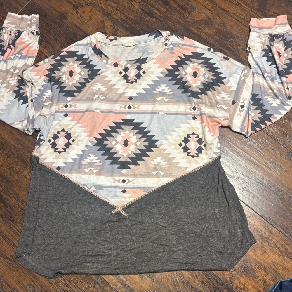 Avery‎ Geometric Long Sleeve Tee in Pink and Gray